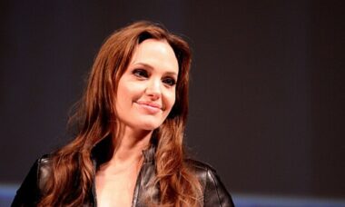 Angelina Jolie diz que não reconhece mais os EUA e comenta sobre cenário político em discurso no SSIFF 2025