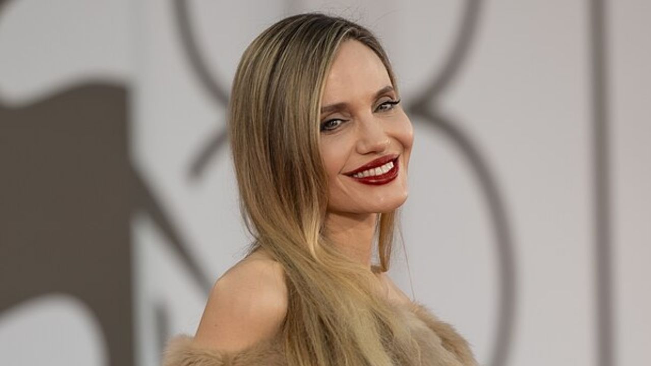 Angelina Jolie émue au Festival de Toronto en parlant du cancer de sa mère décédée