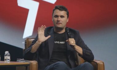 Após assassinato de Charlie Kirk, MSNBC demite comentarista político por comentar sobre a morte de Kirk