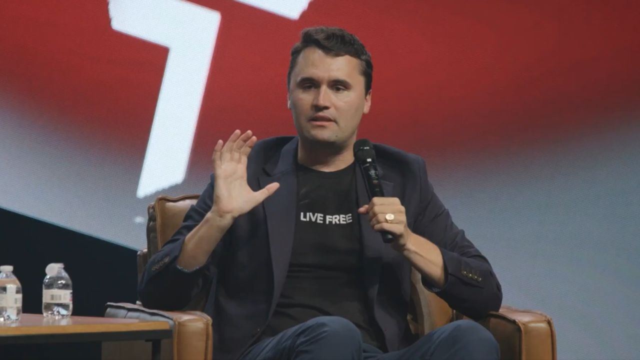 Après l’assassinat de Charlie Kirk, MSNBC licencie un commentateur politique pour ses remarques sur la mort de Kirk