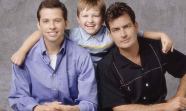 Charlie Sheen faz apelo público para se reconectar com colega de elenco de “Two and a Half Men”, Jon Cryer