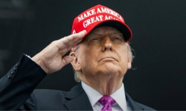 Donald Trump sugere revogar licenças de transmissão de TV dos EUA após suspensão de Jimmy Kimmel