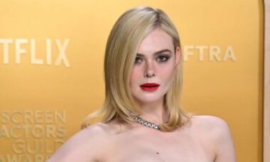Elle Fanning explica foto polêmica dançando em cima da mesa ao lado da irmã Dakota