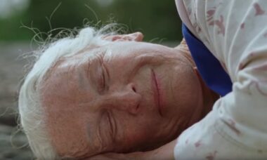 Glenn Close revela que a cena ousada em “The Summer Book” foi ideia dela