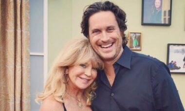 Goldie Hawn publica foto com roupa de banho para comemorar o aniversário do filho Oliver Hudson