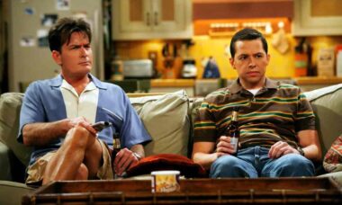 Charlie Sheen, John Cryer - Two and a Half Men - reprodução Warner Bros.