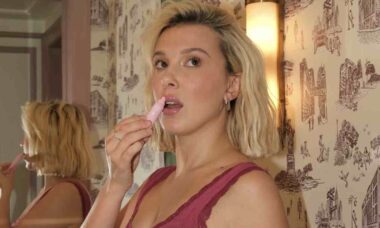 Millie Bobby Brown surge de pijama curtinho logo após se tornar mãe