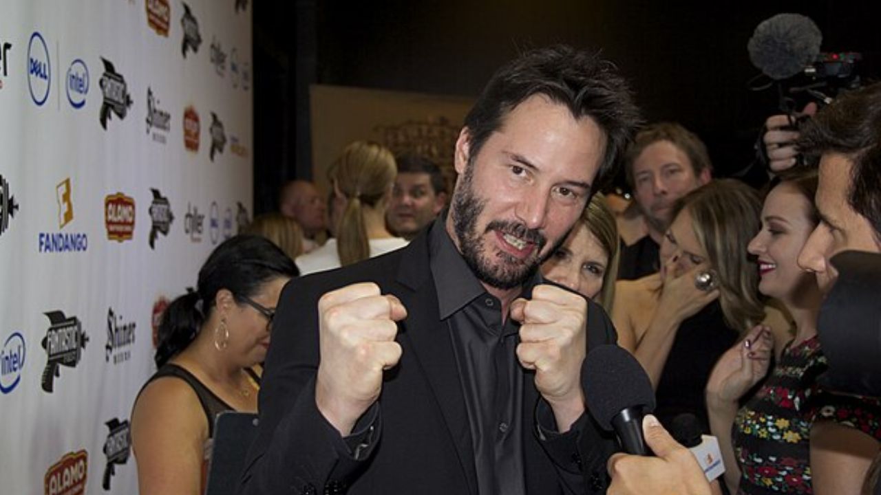 Keanu Reeves victime d’un accident sur un plateau de tournage et se fracture la rotule