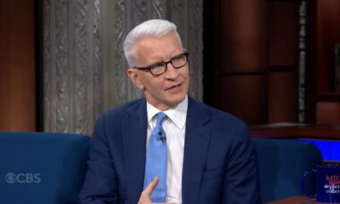 Anderson Cooper vai às lágrimas ao falar da morte do pai e do irmão