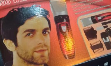 BJ Novak viraliza após aparecer com rosto estampado em vários produtos do mundo
