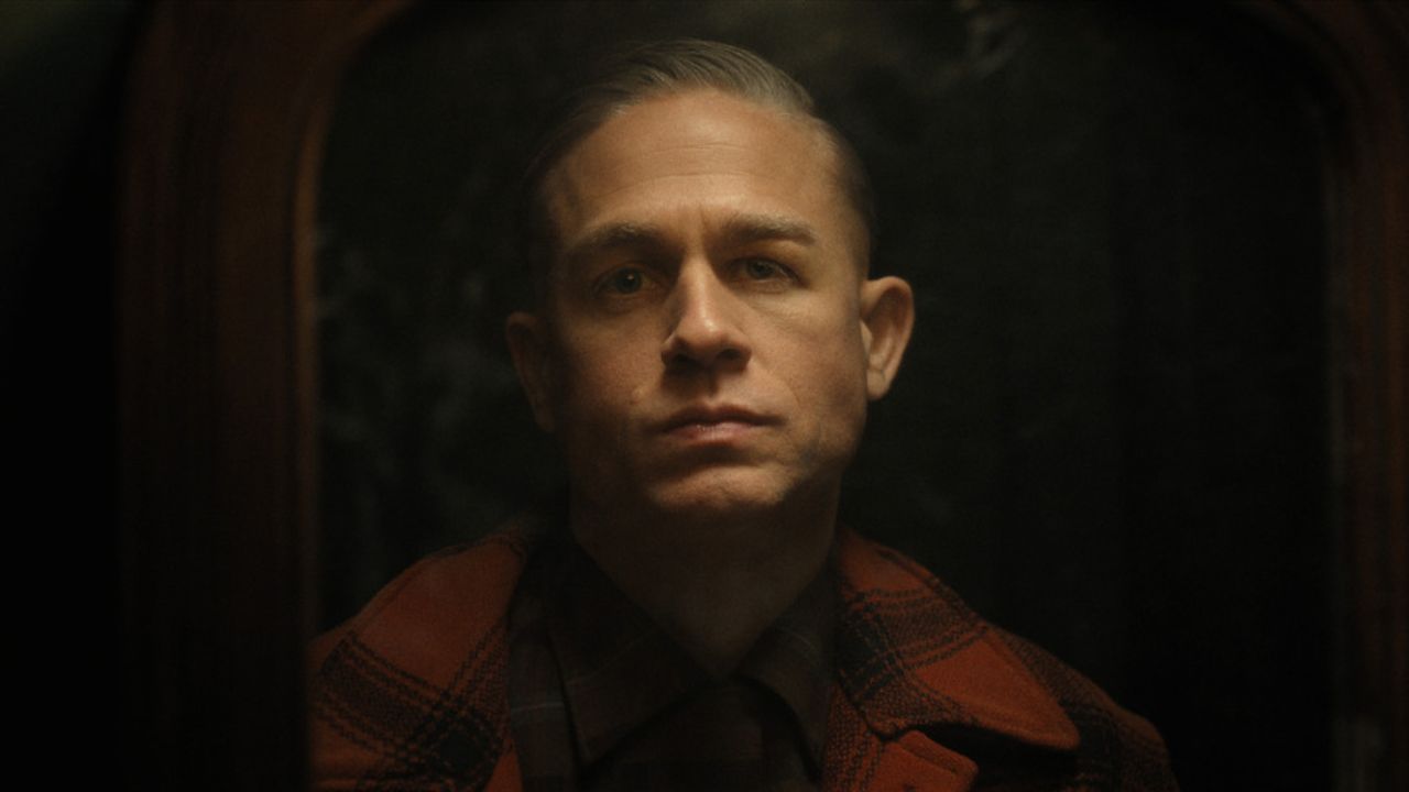 „Monster: Ed Gein Story“: Regisseur verrät, wie er Charlie Hunnam für die Besetzung der Serie gewinnen konnte