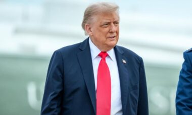 Repórter da CNN diz que viajar com Donald Trump é como “estar em cativeiro”