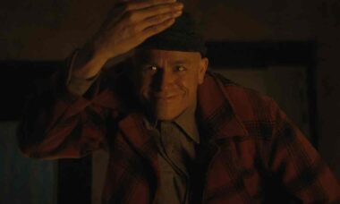 Charlie Hunnam como Ed Gein - reprodução Netflix