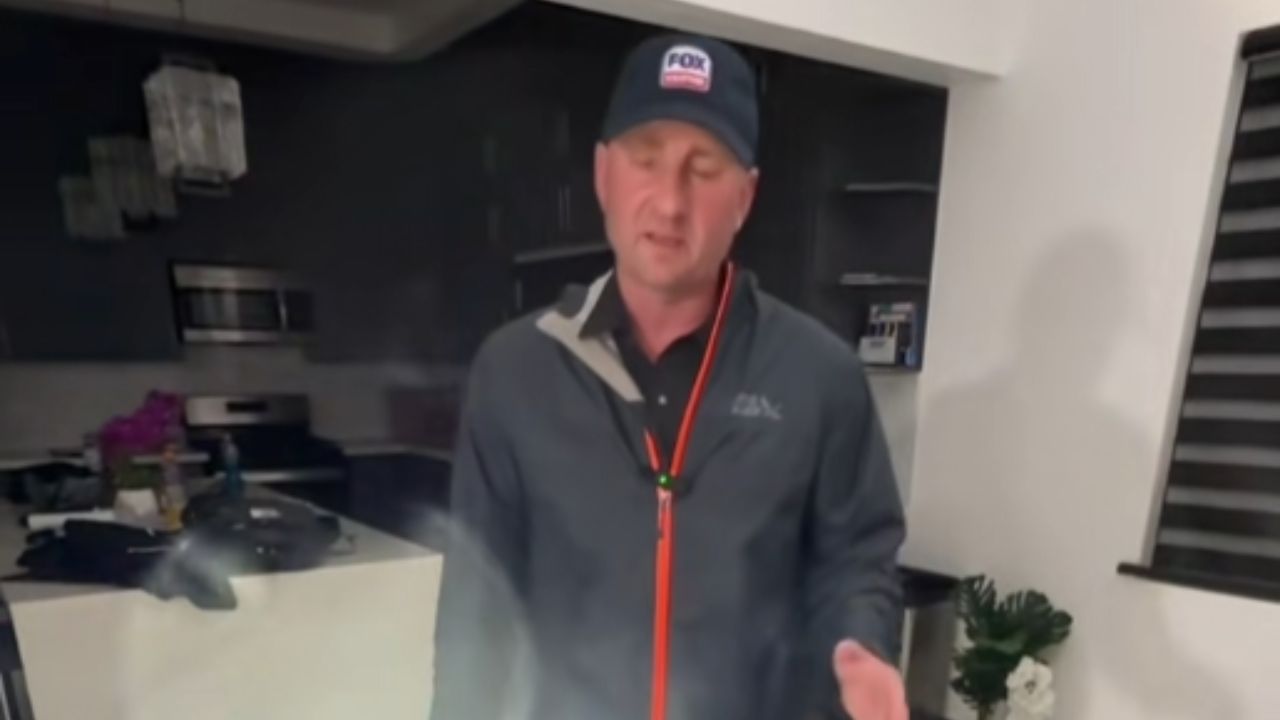 Moderátor Foxu ukazuje škody způsobené hurikánem Melissa na Jamajce