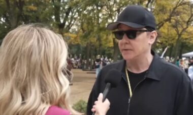 John Cusack viraliza após criticar Donald Trump durante protestos “No Kings”