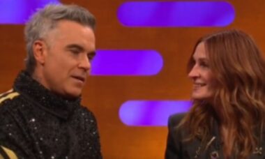 Robbie Williams faz entrada controversa no The Graham Norton Show e recebe críticas nas redes sociais