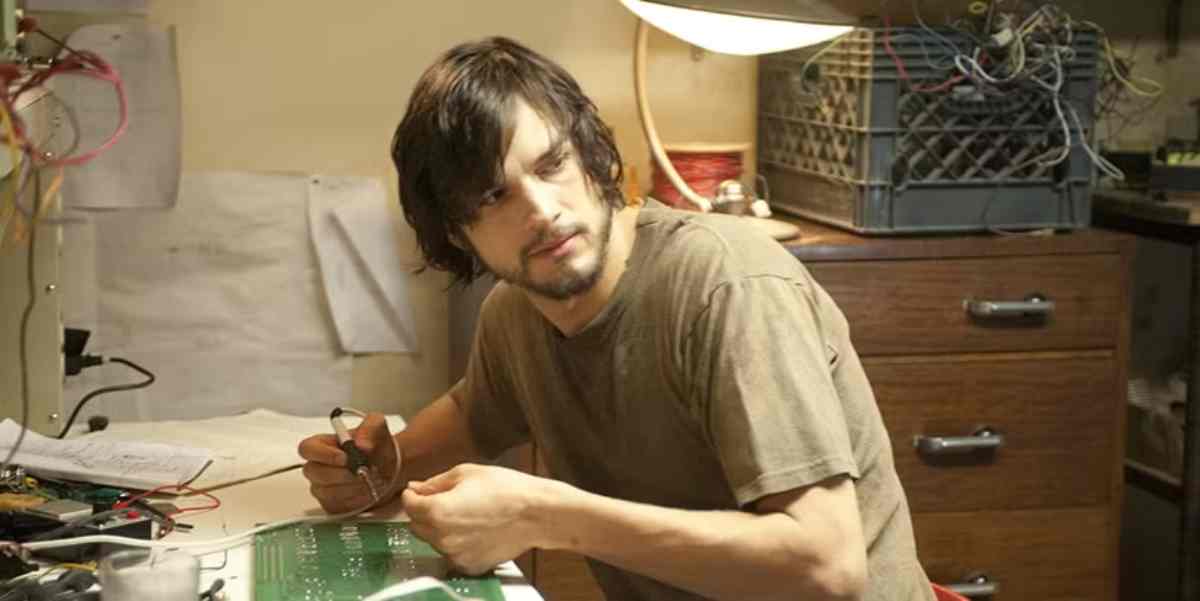 Ashton Kutcher ve filmu Jobs – reprodukce