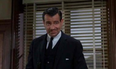 Walter Matthau em Charade- reprodução
