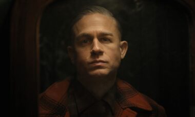 Charlie Hunnam comenta sobre o sotaque criado para interpretar Ed Gein em série da Netflix