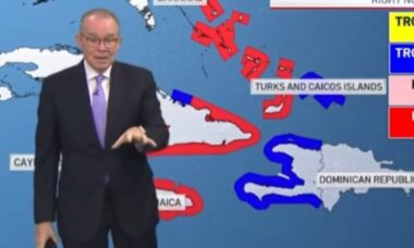 Meteorologista perde a compostura enquanto faz cobertura ao vivo sobre o furacão Melissa