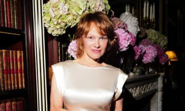 Pamela Anderson encanta seguidores após trocar a cor do cabelo