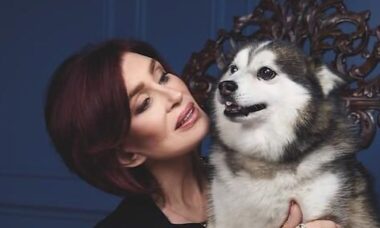 Sharon Osbourne compartilhou que perdeu seu cachorro Elvis menos de 3 meses após morte de Ozzy