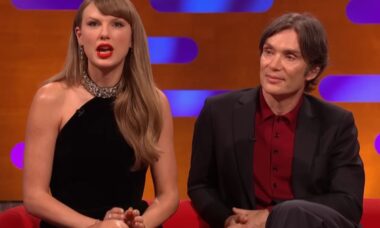 Cillian Murphy viraliza após fazer “cara de tédio” enquanto Taylor Swift fala sobre seu noivado