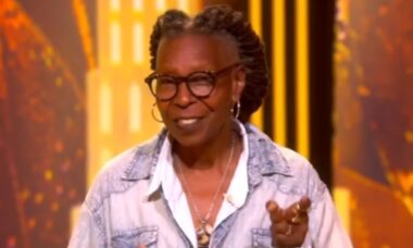 Whoopi Goldberg revela ter dito “coisas estúpidas” enquanto estava bêbada e afirmou não ser racista