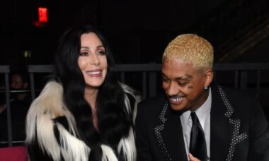 Cher comentou sobre seu relacionamento de 40 anos de diferença e disse que idade não é um problema