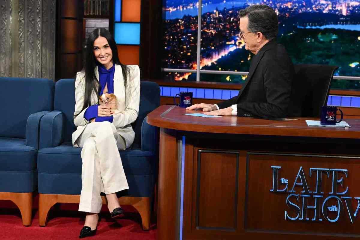 Demi Moore no The Late Show with Stephen Colbert - reprodução