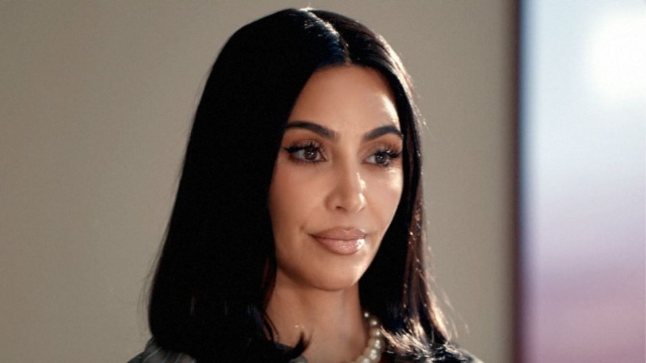 „All’s Fair“, nový seriál Kim Kardashian, sklízí tvrdou kritiku od odborných médií