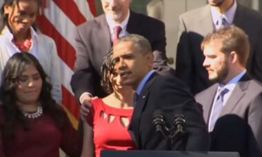 Barack Obama socorre convidada desmaiando e internautas fazem comparação com Donald Trump