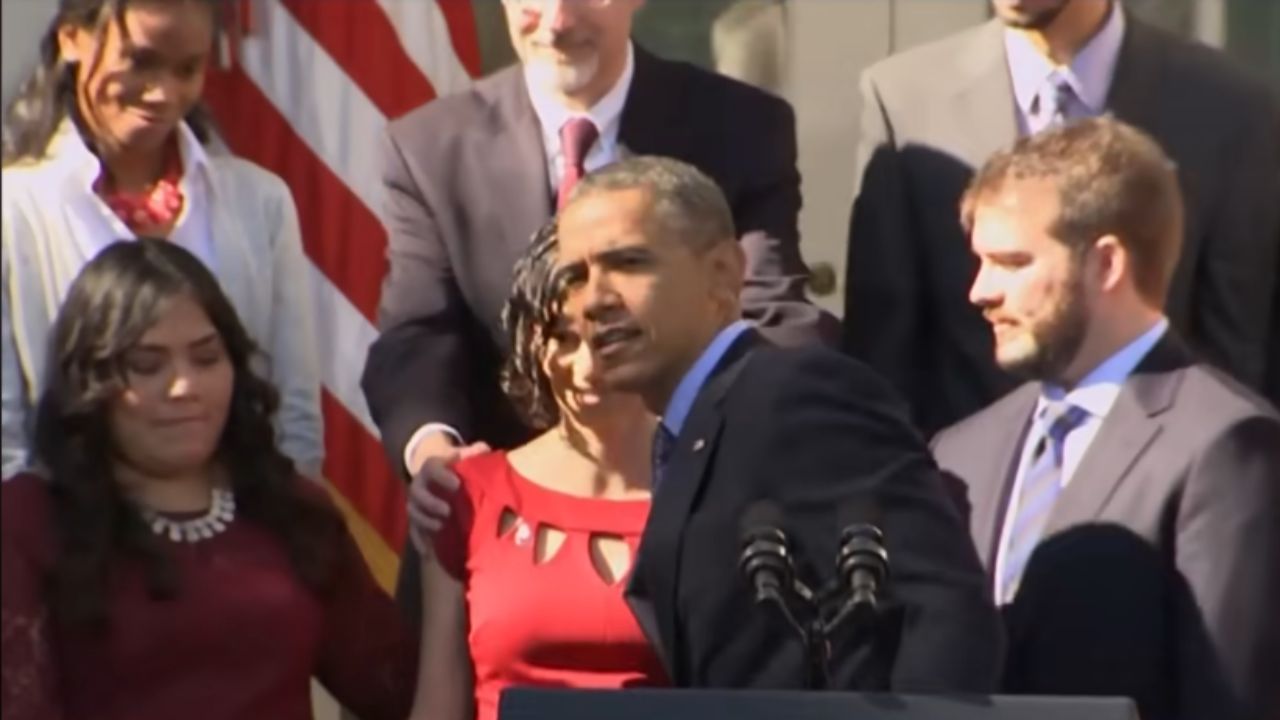 Barack Obama pomáhá hostu, který omdlévá, a uživatelé internetu ho srovnávají s Donaldem Trumpem