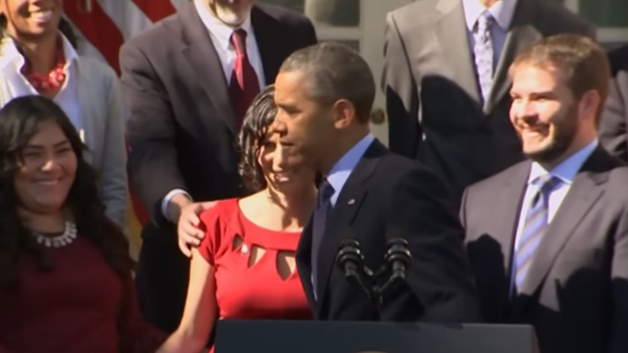 Barack Obama pomáhá hostu, který omdlévá, a uživatelé internetu ho srovnávají s Donaldem Trumpem