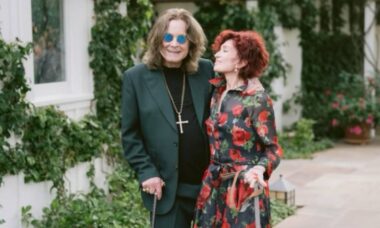 Sharon Osbourne se emociona após ouvir homenagem de Donald Trump ao seu falecido marido Ozzy Osbourne