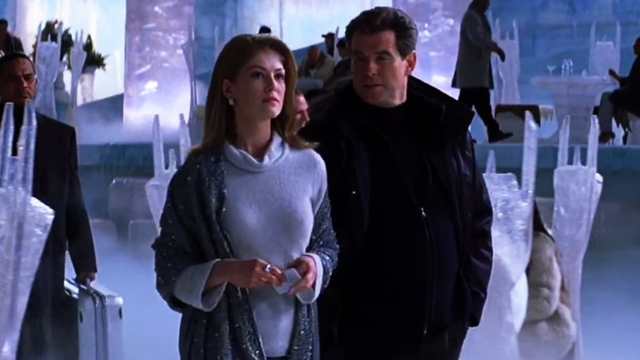 Rosamund Pike relembra de cena cena de romance constrangedora com Pierce Brosnan em filme de James Bond