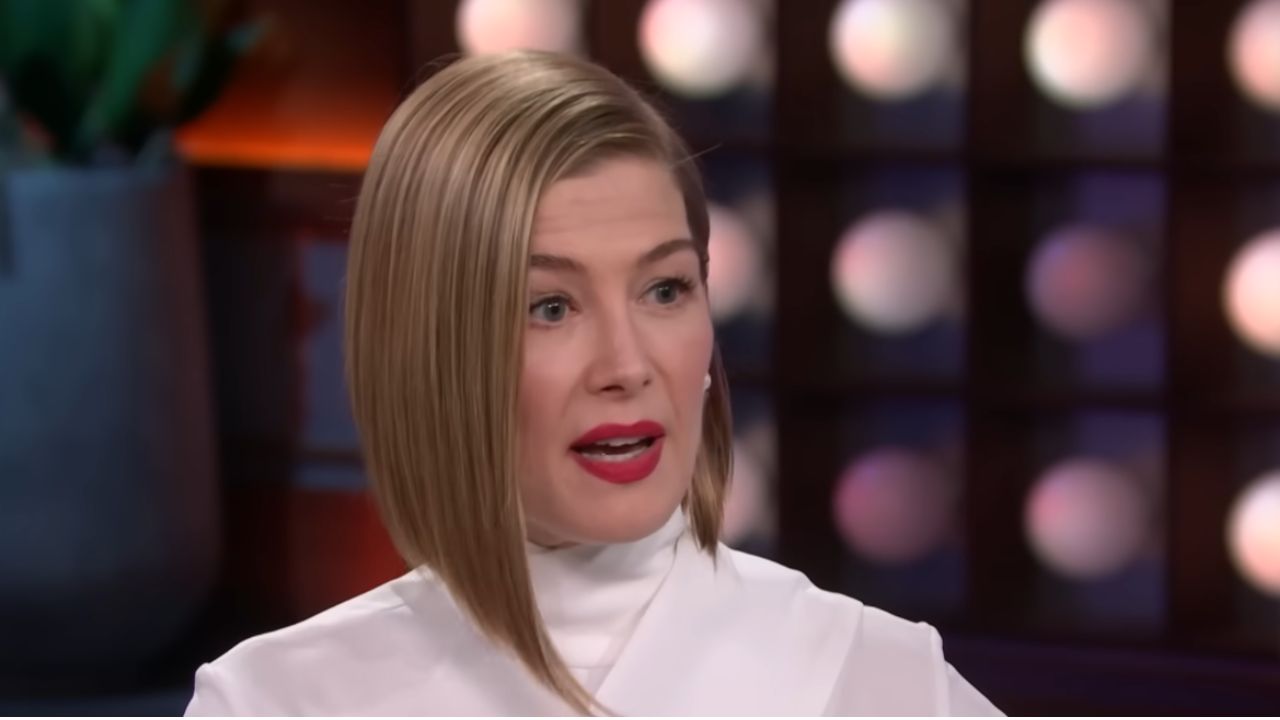 Rosamund Pike relembra de cena cena de romance constrangedora com Pierce Brosnan em filme de James Bond