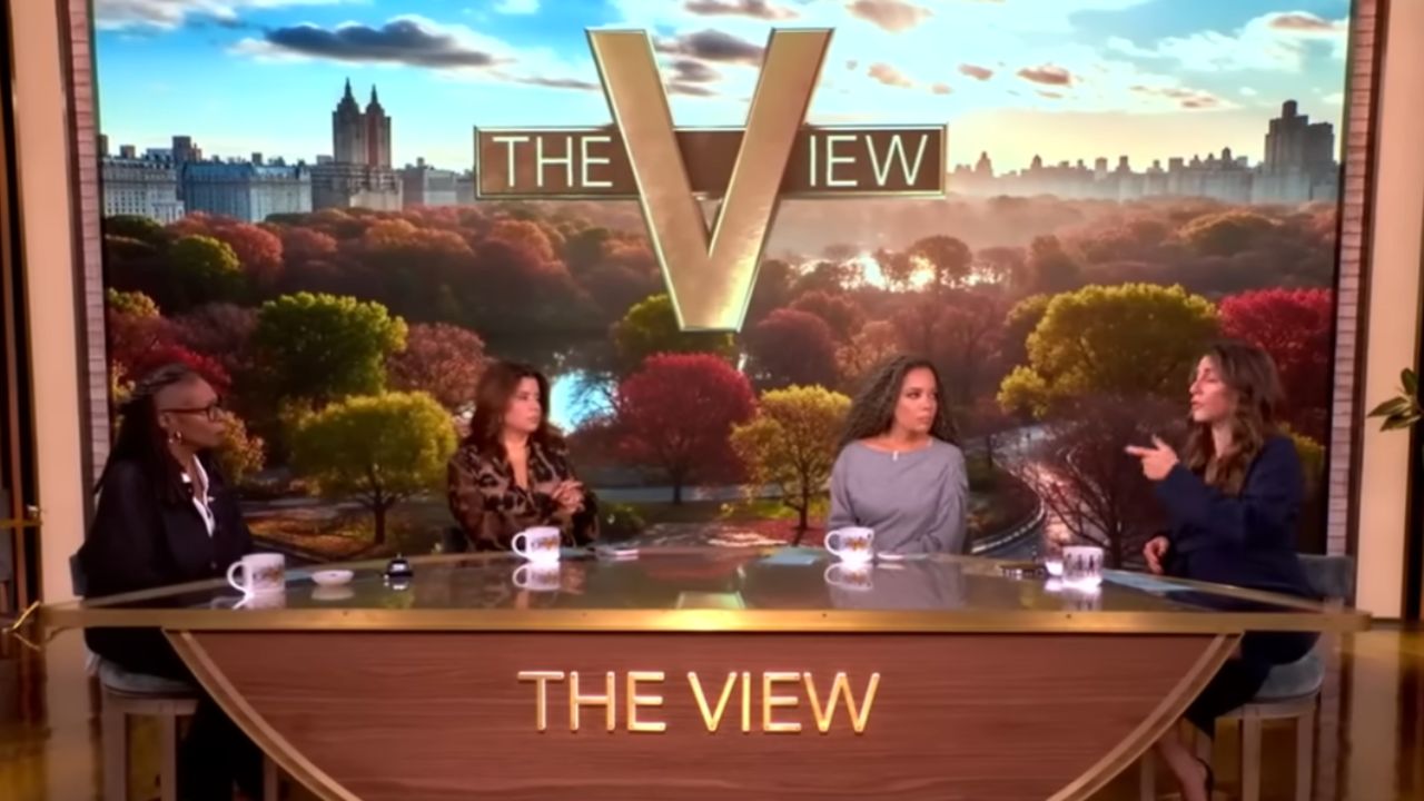 Whoopi Goldberg rasga bilhete de Sunny Hostin no “The View” após fazer piada com Donald Trump