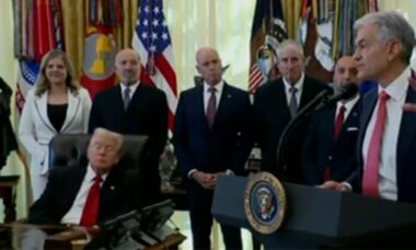 Donald Trump é flagrado “dormindo” durante coletiva de imprensa na Casa Branca