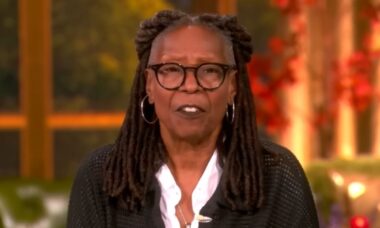 Whoopi Goldberg rasga bilhete de Sunny Hostin no “The View” após fazer piada com Donald Trump