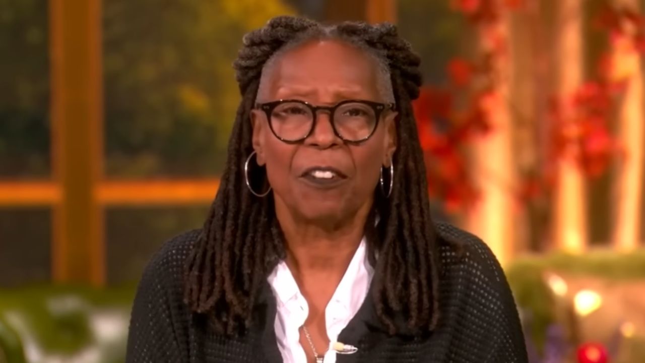 Whoopi Goldberg rasga bilhete de Sunny Hostin no “The View” após fazer piada com Donald Trump