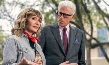 Mary Steenburgen e Ted Danson em A Man on the Inside - Foto: Reprodução Netflix