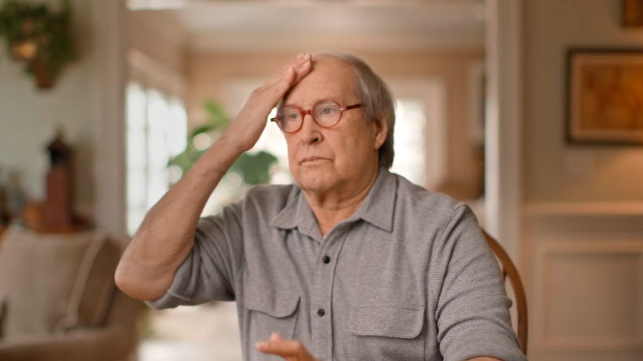 Chevy Chase je zraněný, že byl opomenut při speciálu k 50. výročí „Saturday Night Live“