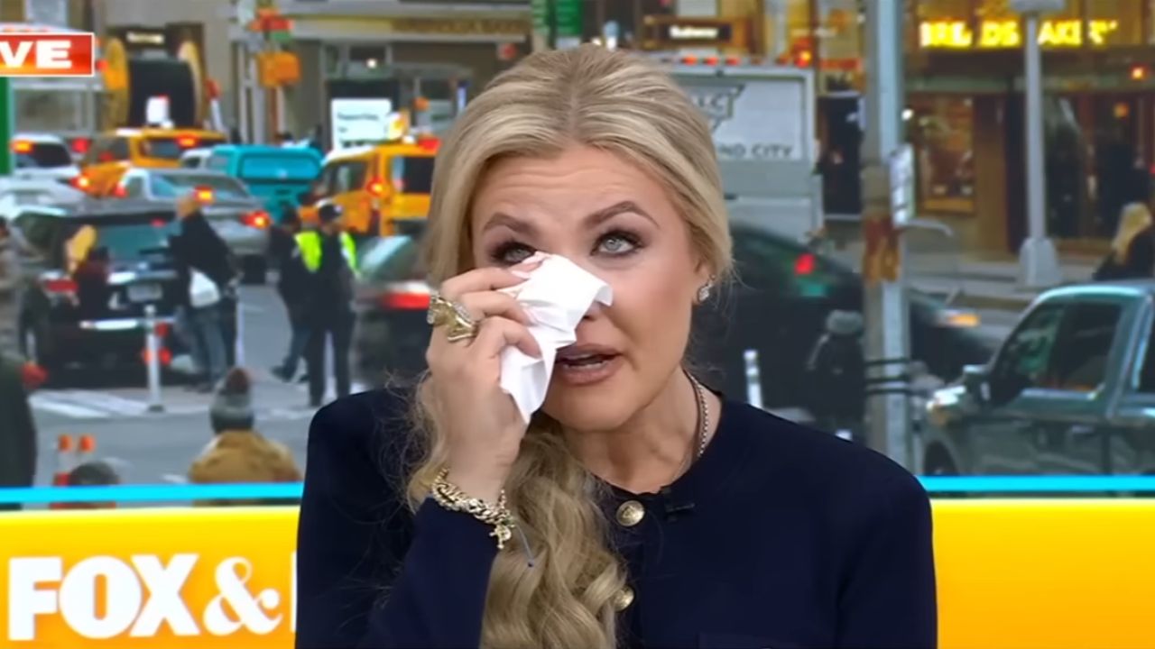 Erika Kirk, viúva de Charlie Kirk, chora descontroladamente ao divulgar último livro do marido