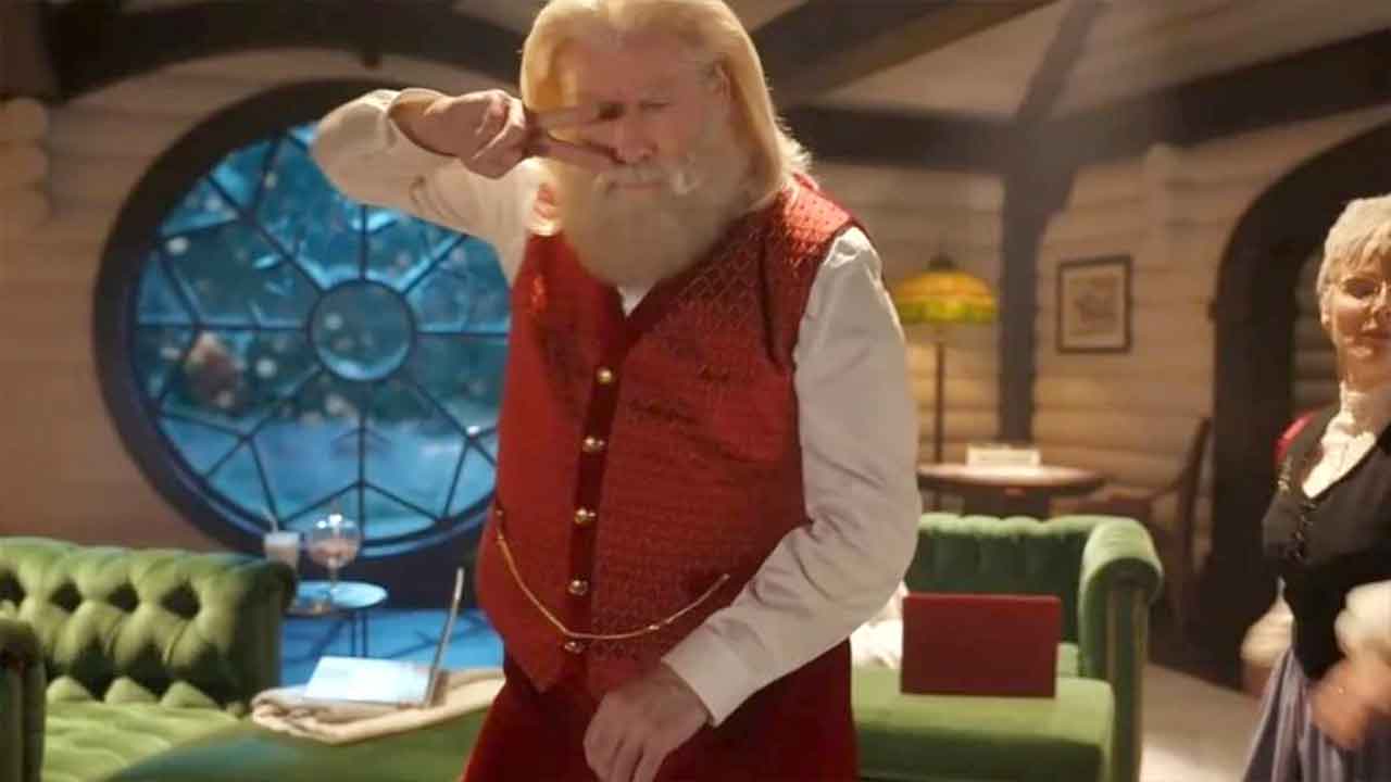 John Travolta em comercial de Natal - reprodução