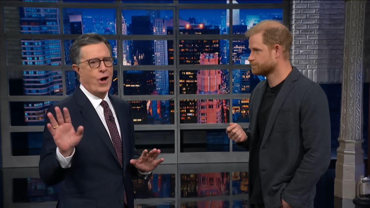 Príncipe Harry zomba de Donald Trump no “Late Show” e faz piadas constrangedoras ao lado de Stephen Colbert