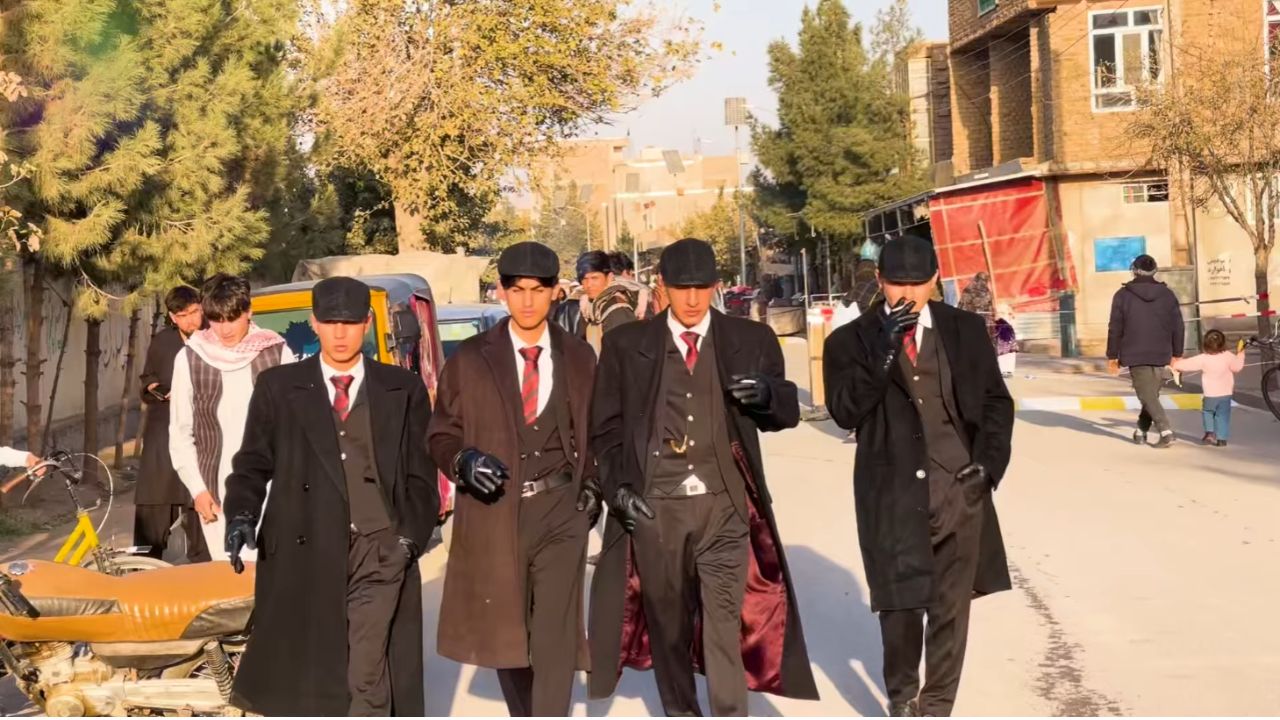 I talebani arrestano quattro giovani che si erano vestiti con i costumi della serie Peaky Blinders