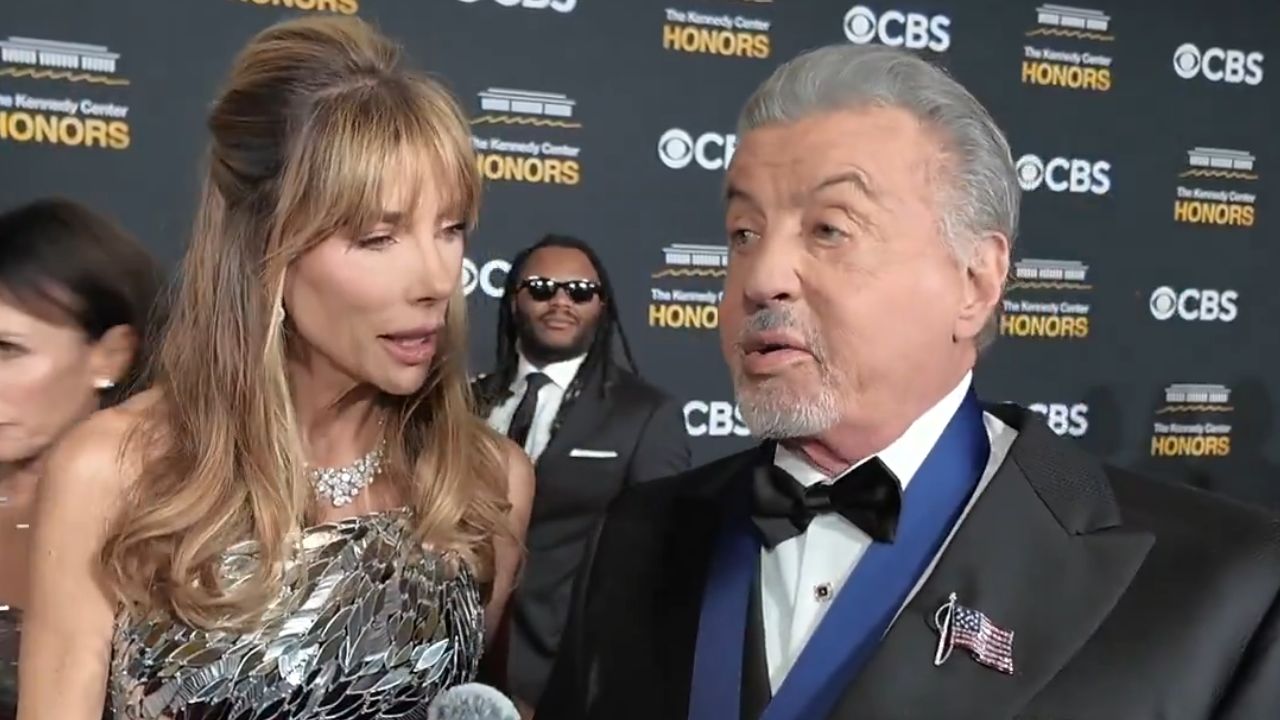 I fan di Sylvester Stallone sono preoccupati dopo che l’attore è apparso con un bastone a un evento con Donald Trump