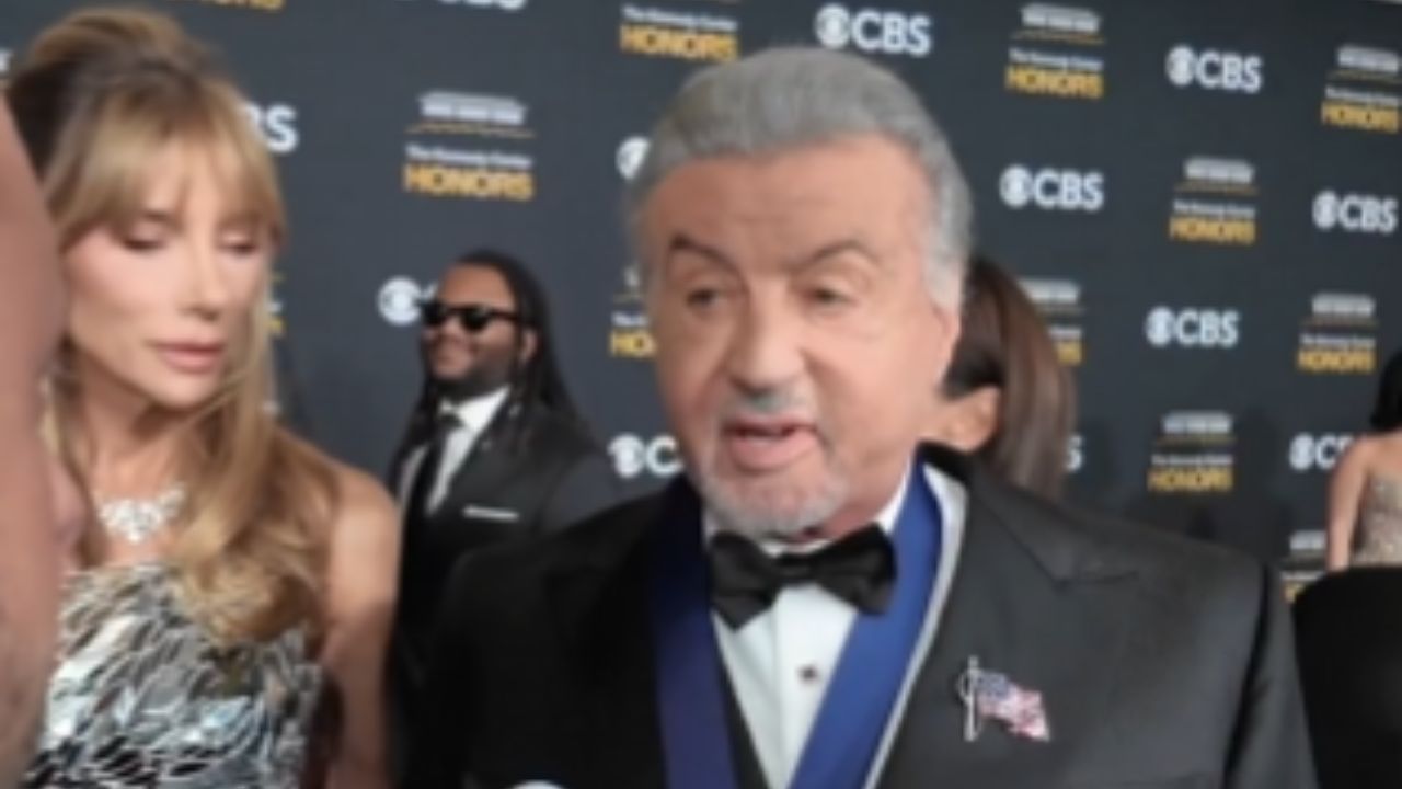 I fan di Sylvester Stallone sono preoccupati dopo che l’attore è apparso con un bastone a un evento con Donald Trump