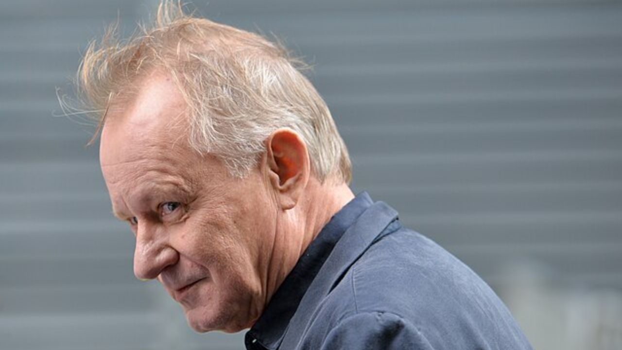 Stellan Skarsgård questiona o filho Alexander sobre abandonar a carreira de ator para servir ao Exército